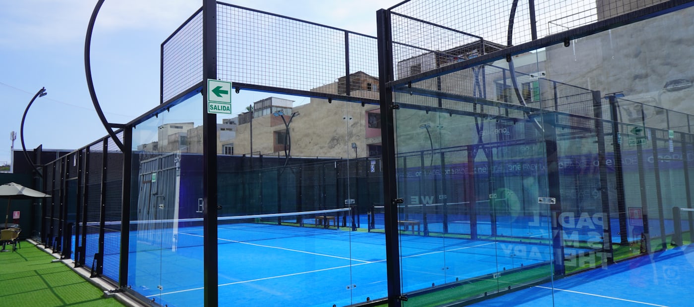 Cancha de pádel vista desde fuera de la malla